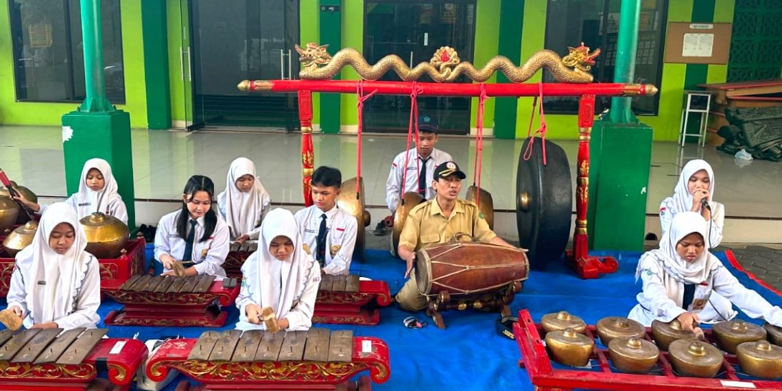 Siswa Baru SMP Negeri 5 Sidoarjo Disambut dengan Iringan ‘Karawitan Laras Sekar Arum’