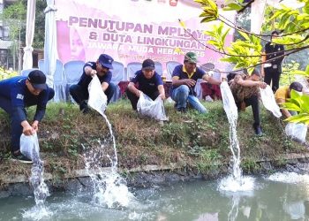Cetak Calon ‘Green Leader’, SMK YPM 8 Sidoarjo Lepas 18.000 Benih Ikan Lele