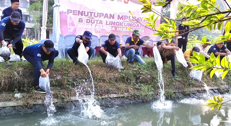 Cetak Calon ‘Green Leader’, SMK YPM 8 Sidoarjo Lepas 18.000 Benih Ikan Lele