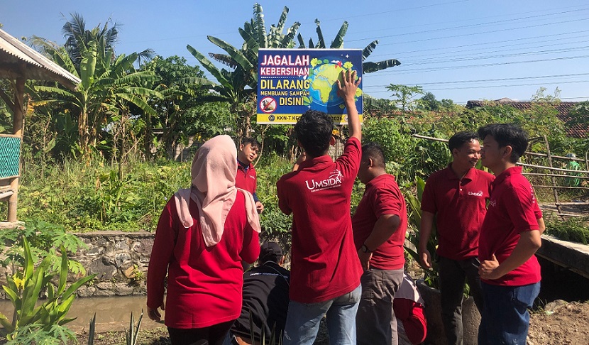 Eco River Jadi Langkah Nyata Mahasiswa KKN-T Umsida Menjaga Kelestarian Lingkungan Desa