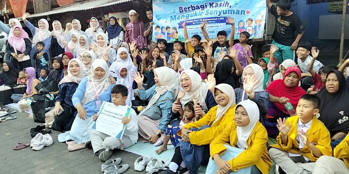 Peringati Hari Anak Nasional, Ikwam SD Mugeb Bagikan Perlengkapan Sekolah hingga Sembako kepada Anak Jalanan Gresik