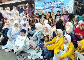 Peringati Hari Anak Nasional, Ikwam SD Mugeb Bagikan Perlengkapan Sekolah hingga Sembako kepada Anak Jalanan Gresik