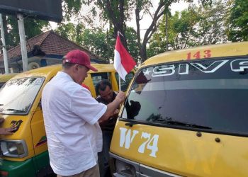 Sambut HUT RI ke 81 Tahun, BHS Bagikan Bendera ke Warga, Ojol, Tukang Becak Hingga Sopir Bemo