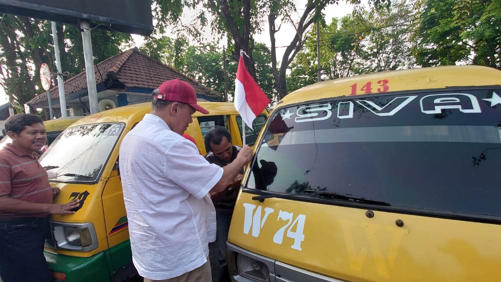 Sambut HUT RI ke 81 Tahun, BHS Bagikan Bendera ke Warga, Ojol, Tukang Becak Hingga Sopir Bemo