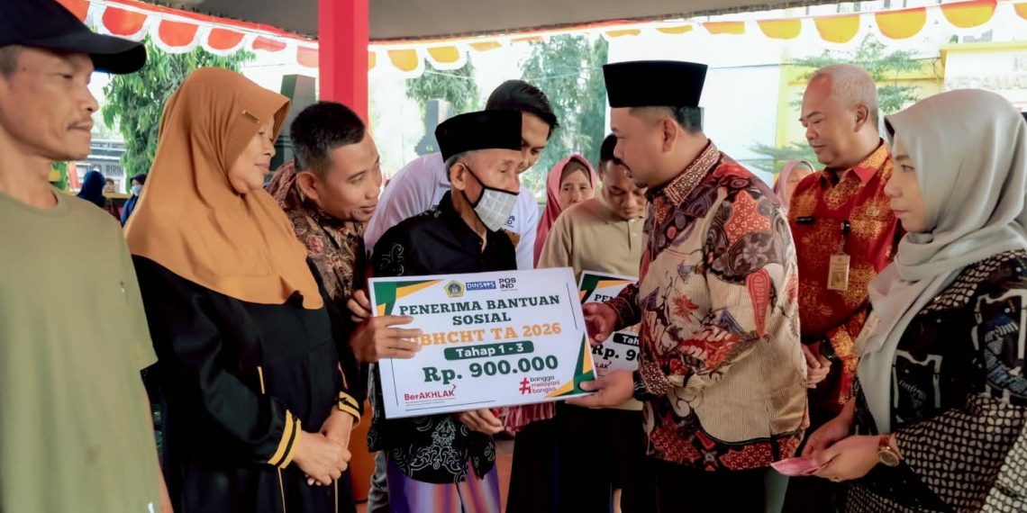 Bupati Gresik Salurkan BLT DBHCHT di Wringinanom, Warga Jangan Cuma Terima Bantuan tapi Juga Sampaikan Aspirasi