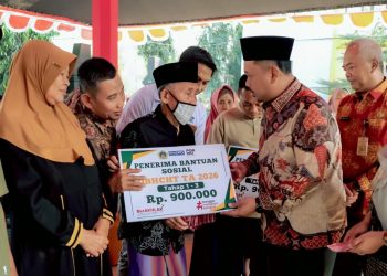 Bupati Gresik Salurkan BLT DBHCHT di Wringinanom, Warga Jangan Cuma Terima Bantuan tapi Juga Sampaikan Aspirasi