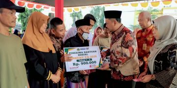 Bupati Gresik Salurkan BLT DBHCHT di Wringinanom, Warga Jangan Cuma Terima Bantuan tapi Juga Sampaikan Aspirasi