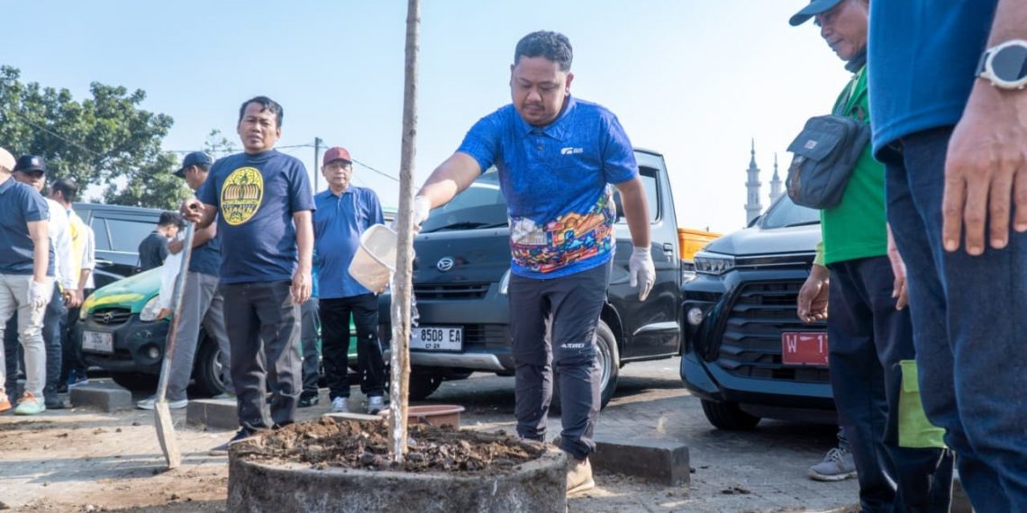 Pimpin Gerakan Jumat ASRI di Area Pasar Krempyeng, Bupati Gresik Ingatkan Dampak Perubahan Iklim