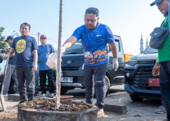 Pimpin Gerakan Jumat ASRI di Area Pasar Krempyeng, Bupati Gresik Ingatkan Dampak Perubahan Iklim