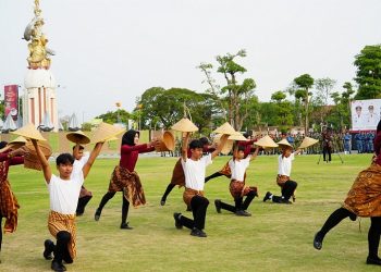 Tari ‘Tani Siring’ SMA Negeri 1 Porong Dapat Kehormatan Tampil di Upacara Penurunan Bendera Merah Putih