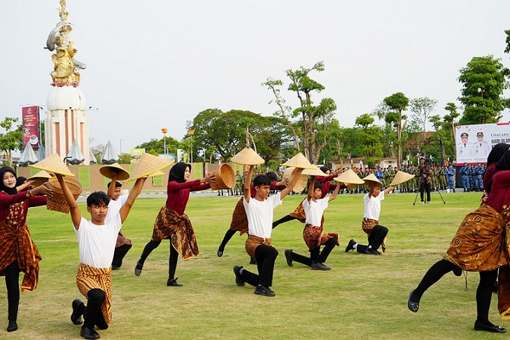 Tari ‘Tani Siring’ SMA Negeri 1 Porong Dapat Kehormatan Tampil di Upacara Penurunan Bendera Merah Putih