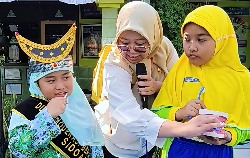 Siswa MI Negeri 1 Sidoarjo Diedukasi Kesehatan Gigi Sejak Dini