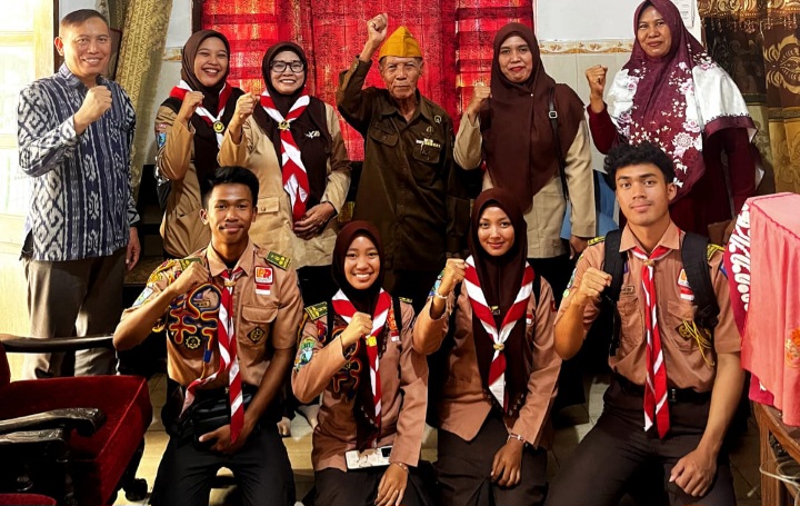 Teladani Semangat 45, SMA Negeri 1 Krian Anjangsana ke Veteran Pejuang Kemerdekaan