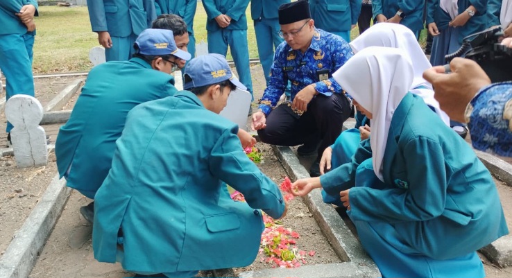Peringati HUT ke-81 RI di SMK Negeri 2 Buduran, Lanjut Ziarah Hingga Anjangsana ke Veteran
