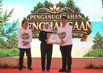 Gubernur Jatim Berikan Penghargaan kepada Pemkab Gresik yang Konsisten Lestarikan Kawasan Magrove