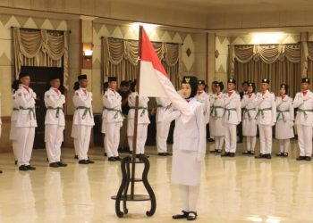 Kukuhkan Anggota Paskibraka, Bupati Gresik Sampaikan Pesan Kebangsaan