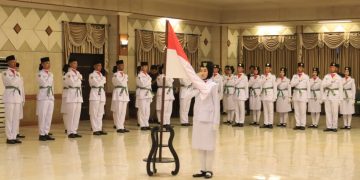 Kukuhkan Anggota Paskibraka, Bupati Gresik Sampaikan Pesan Kebangsaan