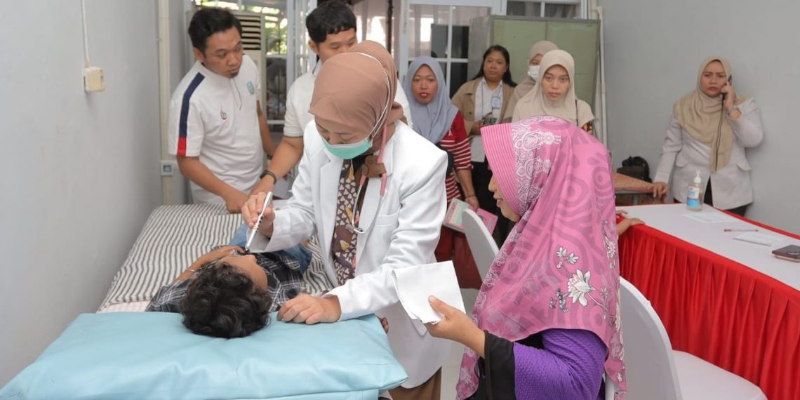 Pelindo Terminal Petikemas Gelar Pemeriksaan Kesehatan 200 Balita dan Lansia di Kawasan Pelabuhan