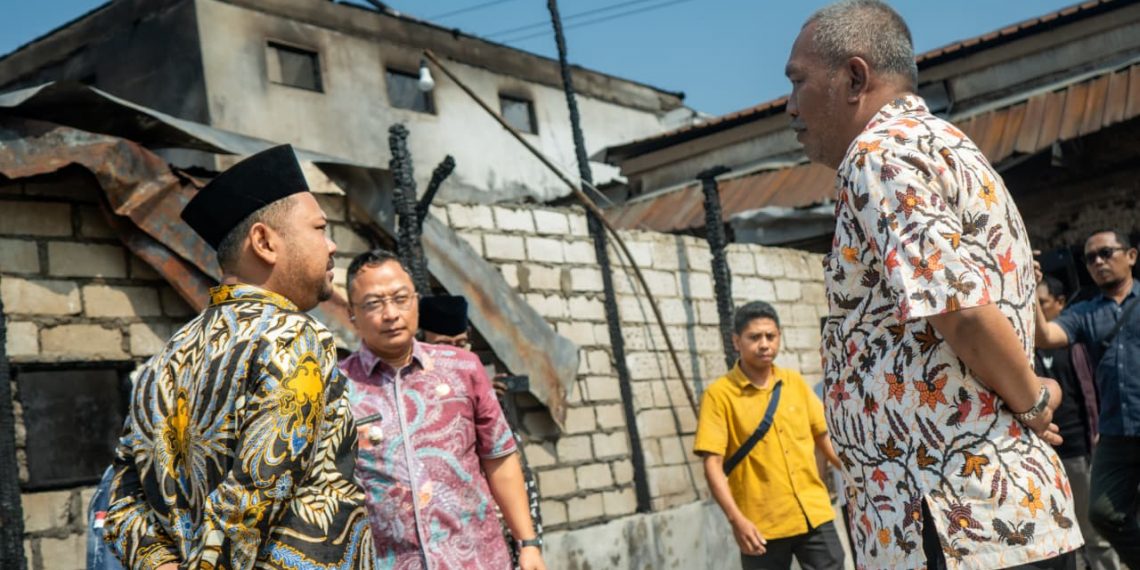 Ringankan Beban, Bupati – Wakil Bupati Gresik Berikan Bantuan Stimulan Material untuk Korban Kebakaran Sembayat
