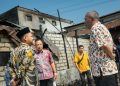Ringankan Beban, Bupati – Wakil Bupati Gresik Berikan Bantuan Stimulan Material untuk Korban Kebakaran Sembayat