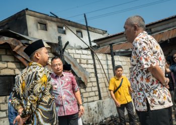 Ringankan Beban, Bupati – Wakil Bupati Gresik Berikan Bantuan Stimulan Material untuk Korban Kebakaran Sembayat