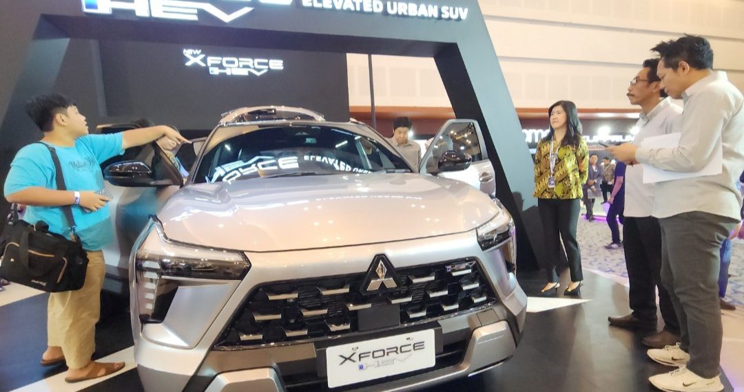 New Xforce HEV, Booth Mitsubishi Diburu Konsumen Jatim di GIIAS Surabaya 2026