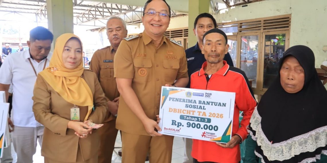 Serahkan Bantuan di Benjeng, Wabup Alif Buka Ruang Warga untuk Curhat