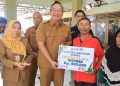 Serahkan Bantuan di Benjeng, Wabup Alif Buka Ruang Warga untuk Curhat