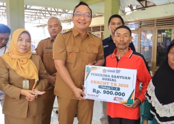 Serahkan Bantuan di Benjeng, Wabup Alif Buka Ruang Warga untuk Curhat