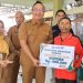 Serahkan Bantuan di Benjeng, Wabup Alif Buka Ruang Warga untuk Curhat
