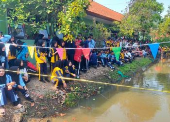 Keseruan Siswi SMK Negeri 1 Jabon Ikuti Lomba Mancing, Melepas Penat, Jalin Keakraban
