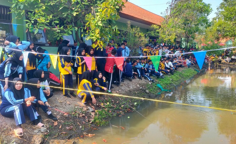 Keseruan Siswi SMK Negeri 1 Jabon Ikuti Lomba Mancing, Melepas Penat, Jalin Keakraban