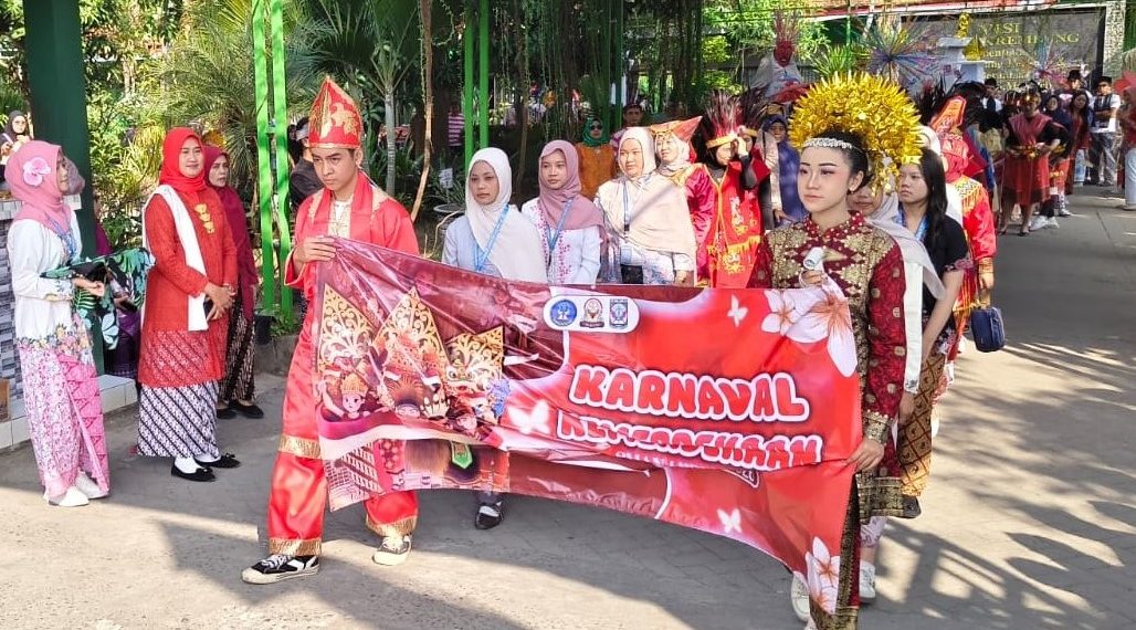 Semarak Karnaval HUT ke-81 RI di SMA Negeri 1 Krembung Jadi Ajang Edukasi Sejarah
