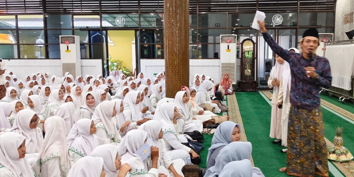Gus Peyek Ajari Ribuan Siswa YPM Sidoarjo Pentingnya Akhlak dan Bakti Kepada Orang Tua