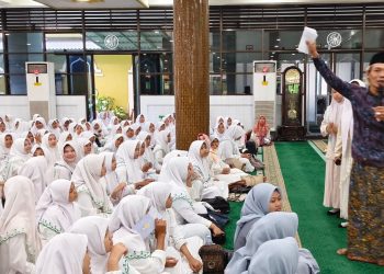 Gus Peyek Ajari Ribuan Siswa YPM Sidoarjo Pentingnya Akhlak dan Bakti Kepada Orang Tua