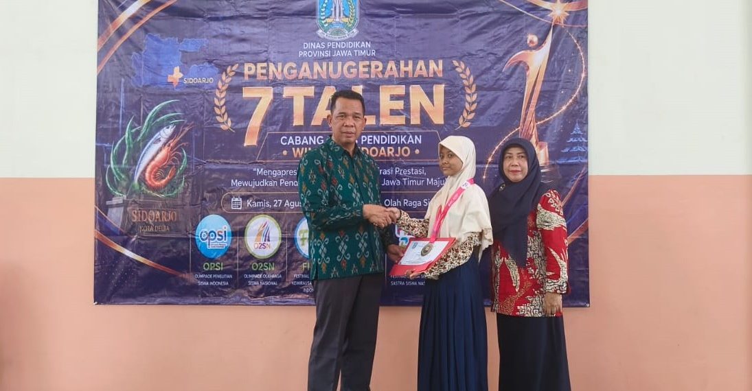 Kacabdin Pendidikan Sidoarjo Serahkan 705 Penghargaan Prestasi Siswa SMA/SMK/PKPLK se Sidoarjo