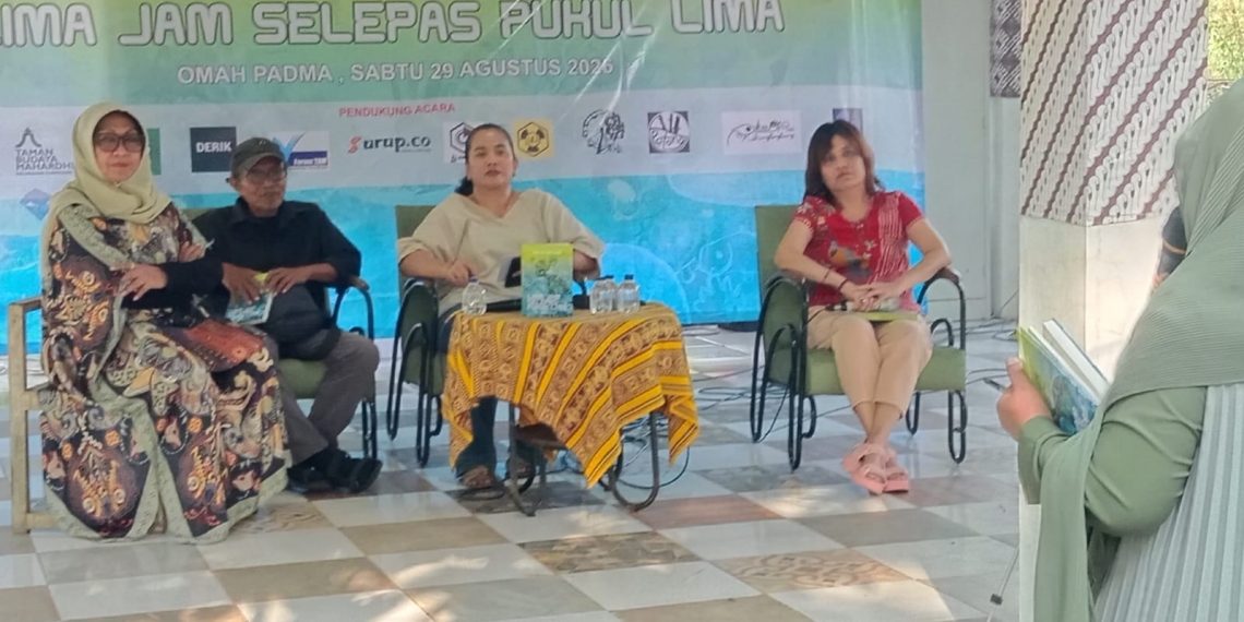 Wina Bojonegoro Luncurkan Buku ‘Lima Jam Selepas Pukul Lima’