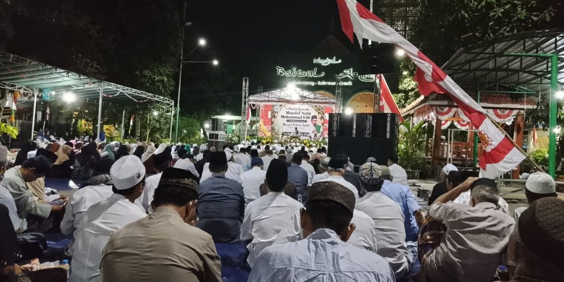 Ikuti Kajian Maulid Nabi, Ratusan Jamaah Masjid Baitul Amin Padati Lapangan RW 05 Kedanyang Gresik