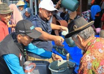 Pemkab – Forum Zakat Gresik Salurkan Air Bersih untuk Warga Terdampak Kekeringan di Desa Ganggang Balongpanggang