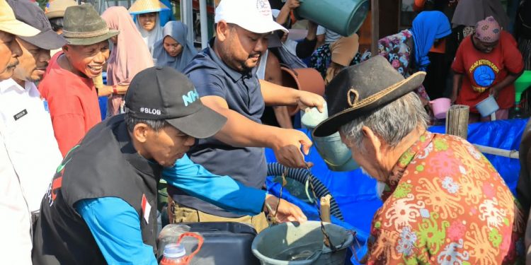 Pemkab – Forum Zakat Gresik Salurkan Air Bersih untuk Warga Terdampak Kekeringan di Desa Ganggang Balongpanggang