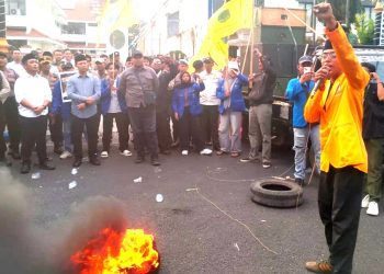 Rakyat Menderita, Pemkot Buta Realita: Mahasiswa Segel Gedung DPRD Kota Pasuruan Usai Pimpinan Dewan Sembunyi