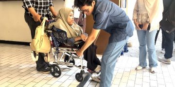 Jalur Kampus Belum Sepenuhnya Ramah Kursi Roda, Riset UPNVJT Temukan Tantangan pada Pedestrian dan Ramp