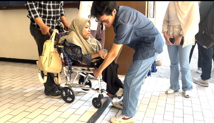 Jalur Kampus Belum Sepenuhnya Ramah Kursi Roda, Riset UPNVJT Temukan Tantangan pada Pedestrian dan Ramp