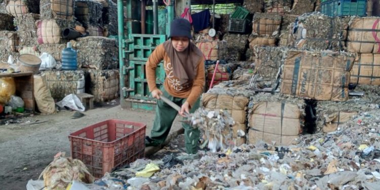 Perjuangan ‘Sunyi’ Ainul Zurroh, Pengolah Sampah Mandiri. Berharap Kolaborasi Dengan Pemerintah