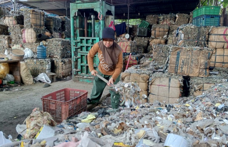 Perjuangan ‘Sunyi’ Ainul Zurroh, Pengolah Sampah Mandiri. Berharap Kolaborasi Dengan Pemerintah