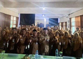 Guru SMP Negeri 2 Krian Ditingkatkan Kompetensi Literasi Numerasinya Berbasis AI