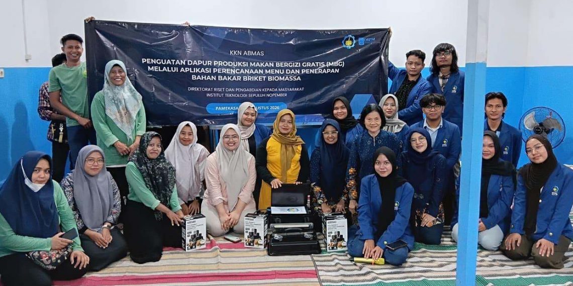 Mahasiswa ITS Kenalkan Aplikasi Menu dan Briket Biomassa untuk Dapur MBG Pamekasan