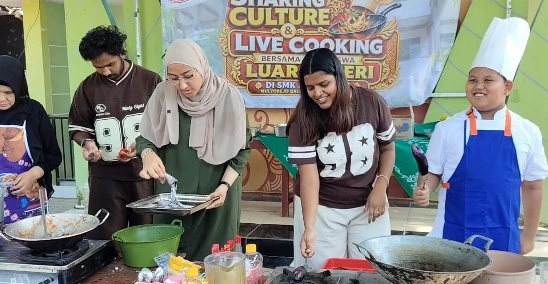 Pelajar Jerman dan India Lakukan Pertukaran Budaya di SMK Al Ikhlash Panceng