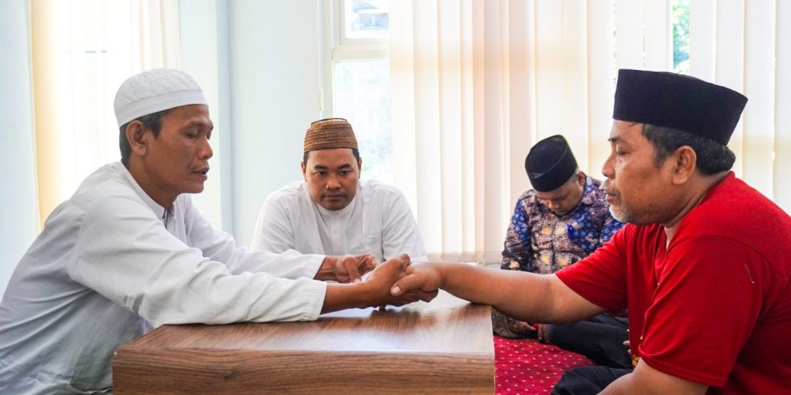 Bisikan Hati Nurani, Isa Mantap Berikrar Masuk Islam di Kantor MUI Gresik