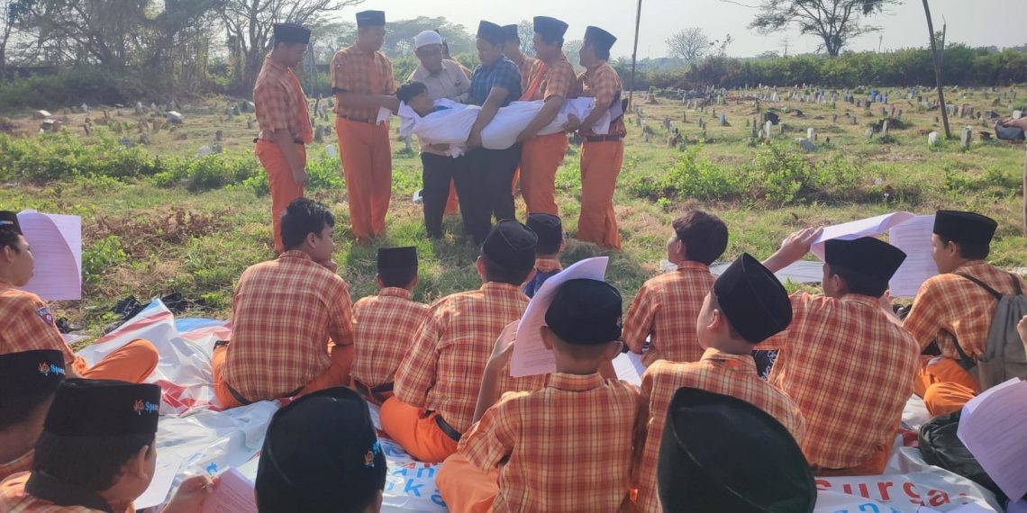Siswa SMP Muhammadiyah 16 Surabaya Ujian Praktik Merawat Jenazah